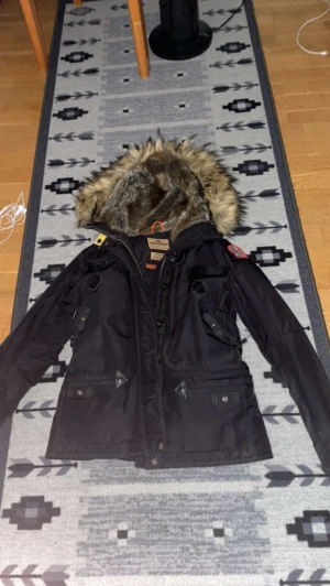 Parajumper vinterjacka unisex - Nu säljer jag min jacka som jag har haft i 2 år en vinter använd där de är unisex passar bra på tjejer/killar storlek 160. Den har inga repor alls den är i bästaskick. Jag köpte den för 5300kr nu säljer jag den för 2200kr perfekt för en julklapp