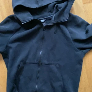 Nike kofta gammal model  - Den är andvänd men den är väldigt snygg och man kan inte köpa den längre