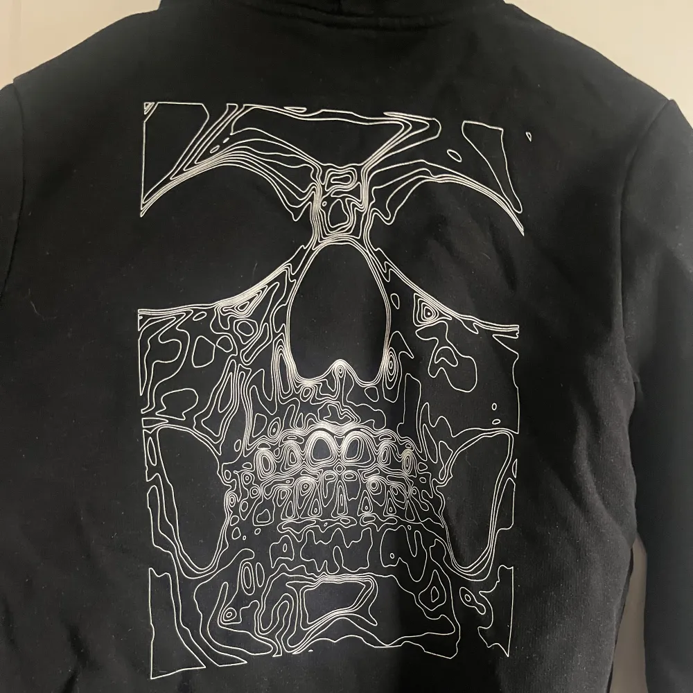 Assnygg svart ”light and dark” hoodie från hm i storlek small med tryck på ryggen😍. Hoodies.