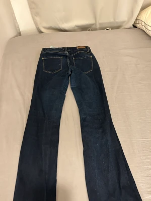 Gina jeans  - Hej! Jag säljer mina jeans från Gina dom är utsvängda och mörkblåa nästan lite svarta. Säljer dom pga av att dom har blivit för stora.💘
