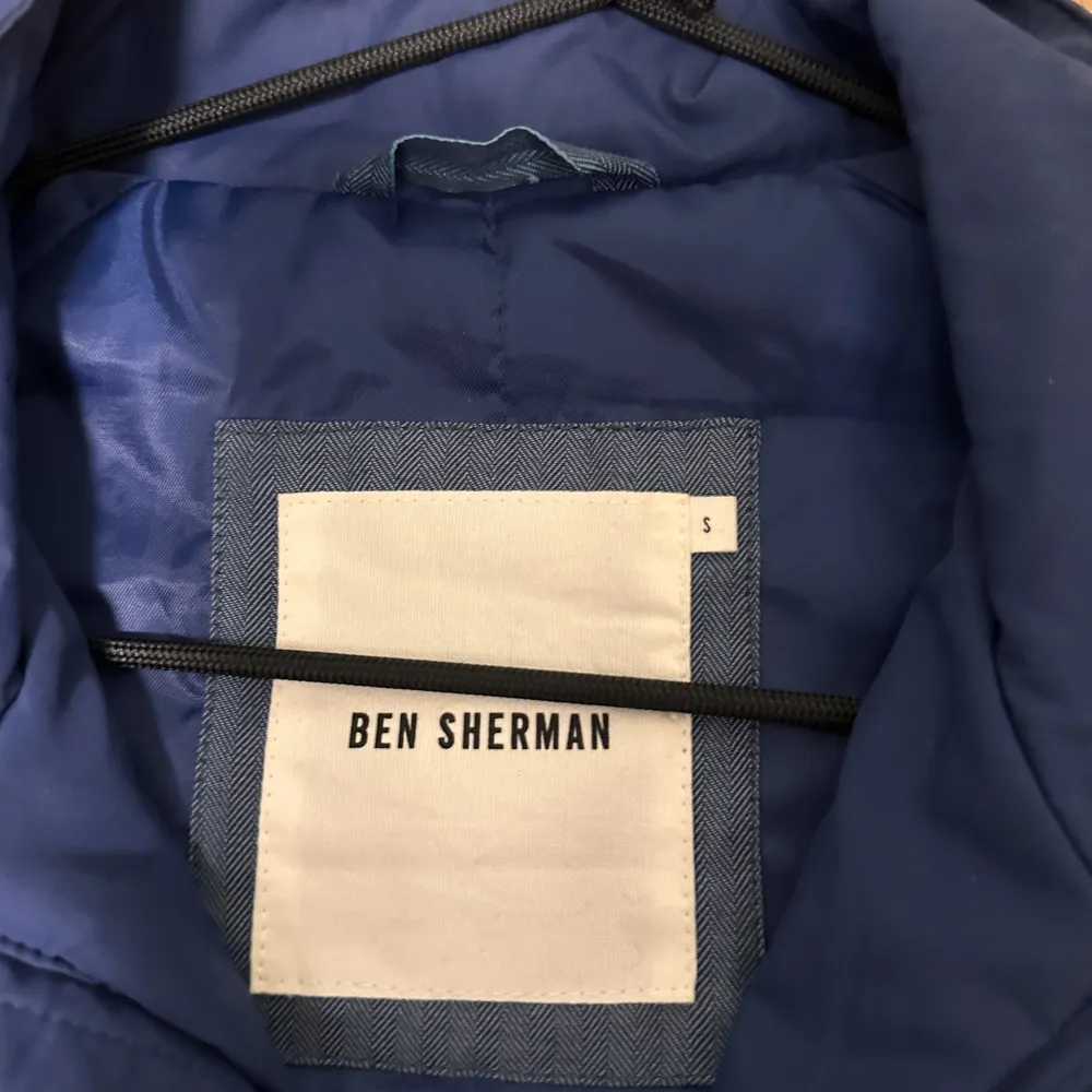 Blå Ben Sherman jacka. Väldigt sparsamt använd. Priset går alltid att diskutera. Jackor.