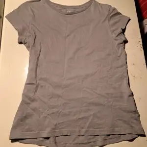 En grön basic tshirt från hm i storlek 146/152. Den är grön/olivgrön men ser grå ut på bild. I bra skick. Skriv om det är något ni undrar🩷 Kolla gärna in mina andra annonser!