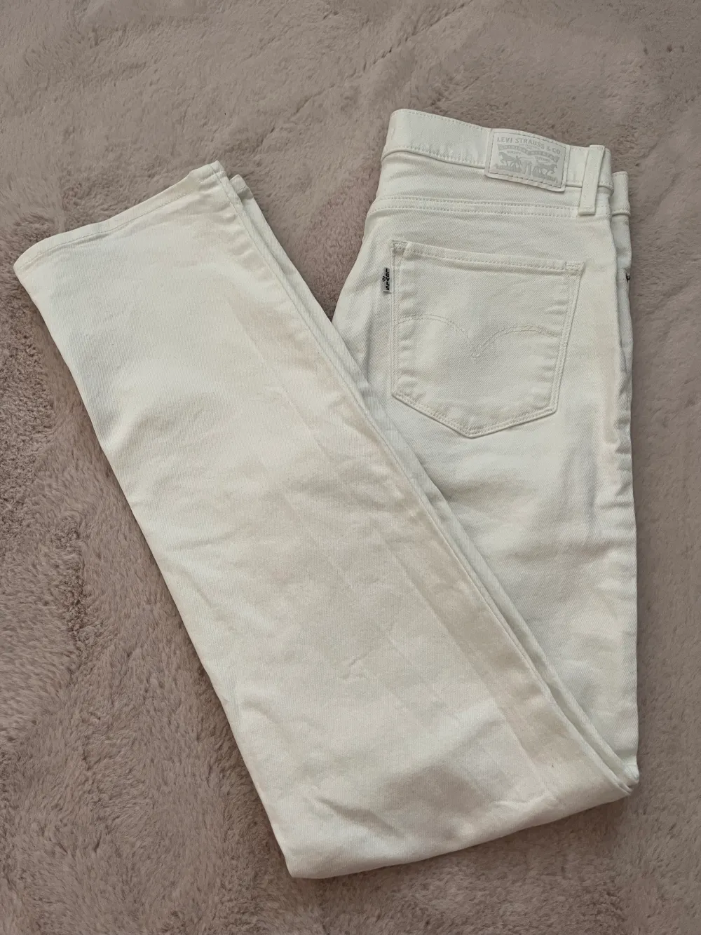 Säljer ett par Levi’s jeans i modellen ”shaping straight”. Midjan är mid/low. De är endast använda ett fåtal gånger. Strl W29L32. Passar mig som är strl S och 168cm lång.💞. Jeans & Byxor.