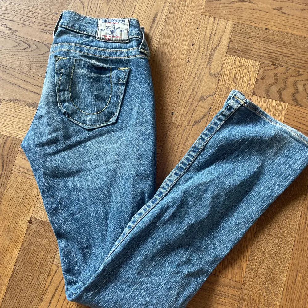 Jag säljer mina True Religion jeans som är lågmidjade och är utsvängda nertill. Jag köpte de i New York för några månader sen och har endast använt de 2-3 gånger. De är i storlek 26, vilket motsvarar storlek 34 i svensk storlek. . Jeans & Byxor.