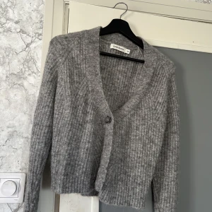 Cardigan  - Skit snygg cardigan från Carin Wester som ej kommer till användning!!