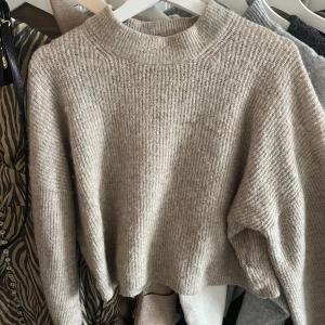 Stickad tröja  - Fin stickad tröja ifrån hm! Fint skick! Kan mötas i göteborg