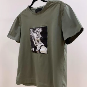Limitato t-shirt - Skick 9/10 Storlek M (Ny pris 1600kr) 