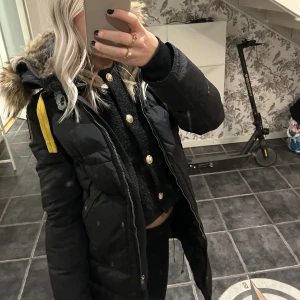 Vinterjacka - SÅ HIMLA FIN parajumper jumpbear, endast använd 1 vinter så i absolut topp skick!❤️ säljer endast då jag har en ny o denna bara ligger o skräpar. OBS: de är inte smuts på jackan utan spegeln e lortig❤️