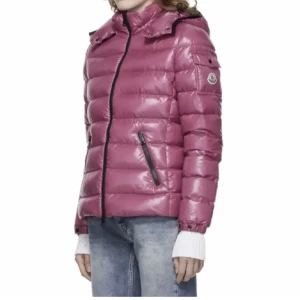 Säljes/bytes - Hej säljer nu min äkta moncler bady jacka från 2019. (Den har ingen scanner då dom infördes 2021 istället har den en siffer kod som står på en lapp i jackan googla om ni ej förstår❤️) jätte fin några defekter ej hål kan gå ner i pris eller byta mot annan