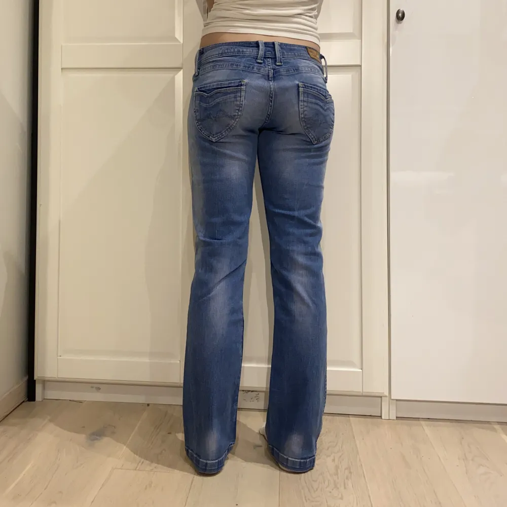 midja ca 85 cm innerben ca 82 cm ja e 170 för referens o håller in i midjan . Jeans & Byxor.