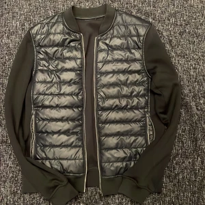 Cardigan/höst jacka - Cardigan/ höstjacka perfekt nu inför våren och håller värmen bra om man slänger in en hoodie under. Skick=9/10, märke=NEXT, Färg marin blå, storlek M, Ny pris 749kr, mitt pris 350kr. Kom dm för frågor, och mer bilder.