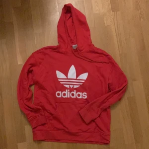 Röd adidashoodie - Skön tröja för att träna eller bara chilla i. Har tyvärr bara fått lega i garderoben på sistone.