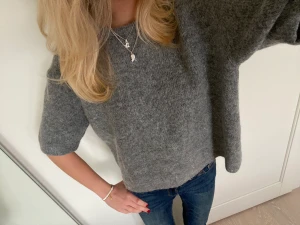 Stickad tshirt  - Intressekoll på denna sjukt fina och väldigt efterfrågade stickade t-shirten från Lindex i alpackaull🥰 jag har bara använt den typ två gånger så den är som ny i skicket💕 säljer endast vid bra bud 