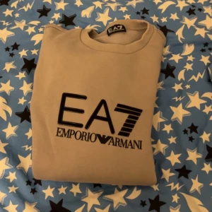 Armani tröja - Trjan är äkta och har använt den 5-7 gånger. Har byt stil så har ingen behov av tröjan längre. 