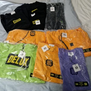 ODZ Merch - Säljer av ODZ merch från förra kollektionen som är ej öppnade förutom en dam T-shirt samt 2 crop-tops som köptes utan förpackning. Allt är i storlek L som passar alla! Säljer gärna allt som ett set men kan sälja av för plagg 
