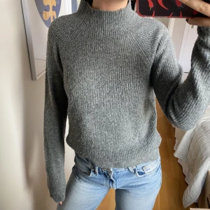 Stickad tröja - Stickad polotröja. *Köparen står för frakt.