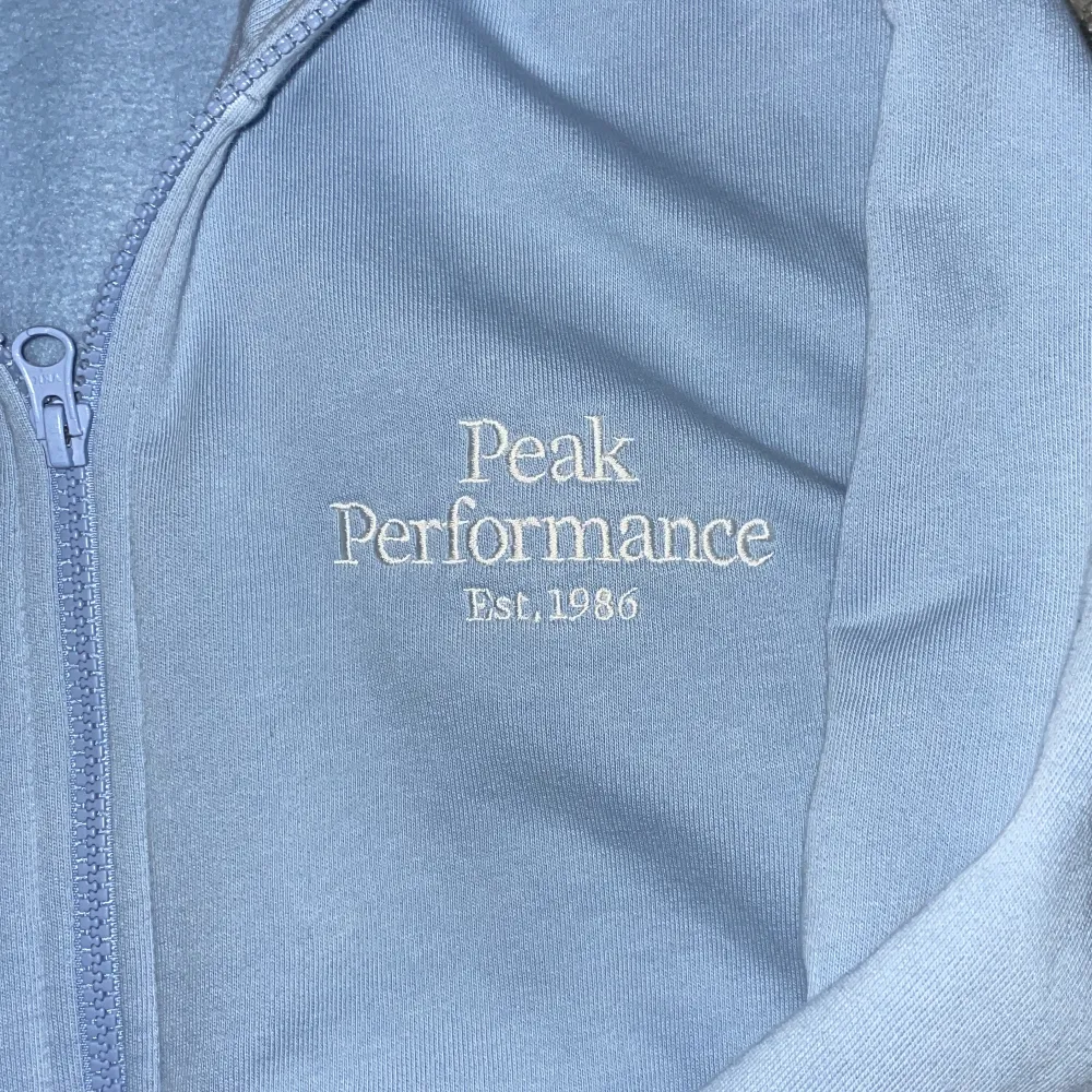 Säljer min i princip oanvända peak zip up hoodie för den kommer inte till användning och tar bara onödig plats i garderoben. Skick 10/10. Pris kan diskuteras vid snabb affär.. Hoodies.