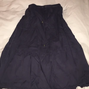 Lila Mist Kjol/ Maxikjol - En lång lila mist/maxi kjol från Minga. Så gott som ny! Använt endast en gång. Stretchig midja.  Orginalpris: 650kr