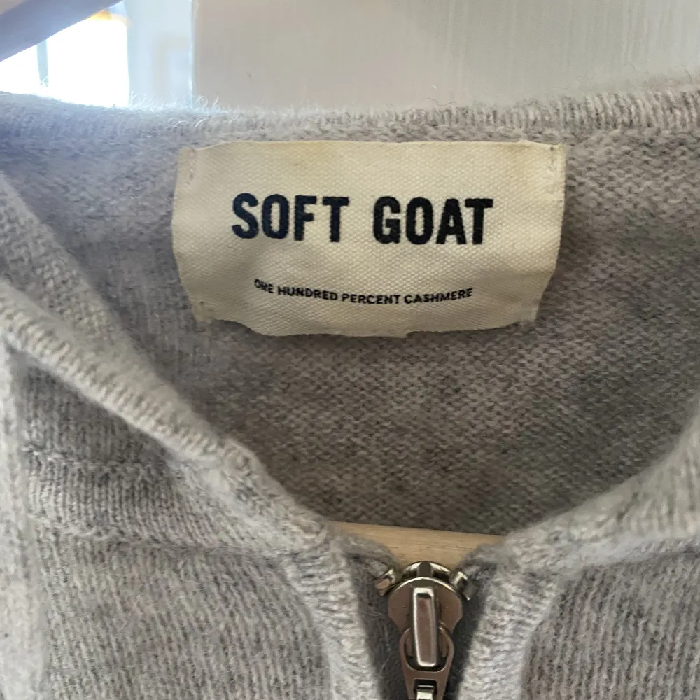 Grå zip hoodie från soft goat i storlek S. Nästan aldrig använda och inga skavanker. Nypris 2495. Stickat.