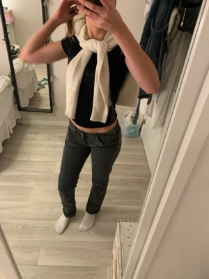 Low waist jeans - Ett par vintage jeans som är low waist och skinny/straight. Jag sydde om dom i midjan hos en skräddare och det syns bara på insidan. 