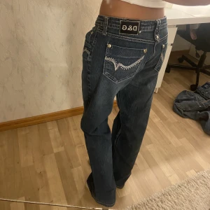 Lågmidjade jeans - Säljer mina lågmidjade dolce & Gabbana jeans som tyvärr är för stora på mig! Köpt second hand🫶