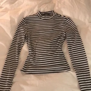 Randig långärmad tröja svartvitt  - En långärmad tröja. Som ny, använts få tal gånger. Sitter fint och inte obekvämt. Normal stretchigt tyg. XS- EU 34 - US 2