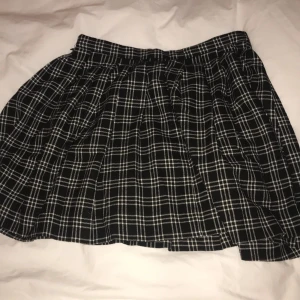 Kort pläd kjol - Kjol som är svartvit. Är lika bra som ny. Sitter bra!