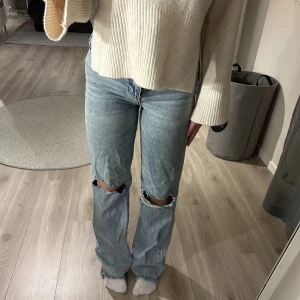Blåa jeans från Zara - Snygga långa jeans från Zara, storlek 36, men passar även 38!