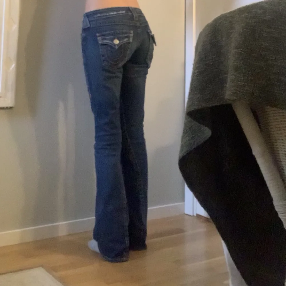 Bootcut true religon jeans!! Skriv för mer bilder💙mått: midja rakt över= 36 cm, ytterben längd= 100cm, ben öppning= 22 cm💙är 169 cm lång. Jeans & Byxor.