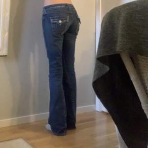 Bootcut true religon jeans!! Skriv för mer bilder💙mått: midja rakt över= 36 cm, ytterben längd= 100cm, ben öppning= 22 cm💙är 169 cm lång