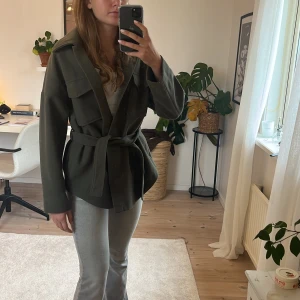 Grön kappa!! - Säljer denna jättesnygga gröna kappan!!🤩 perfekta kappan att ha nu i höst🍂 