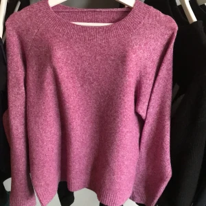 Vero Moda tröja  - Stickad rosa tröja från Vero Moda  supermysig tröja till hösten/vintern! Använd 2 gånger  Är i storlek M men är liten i storleken 