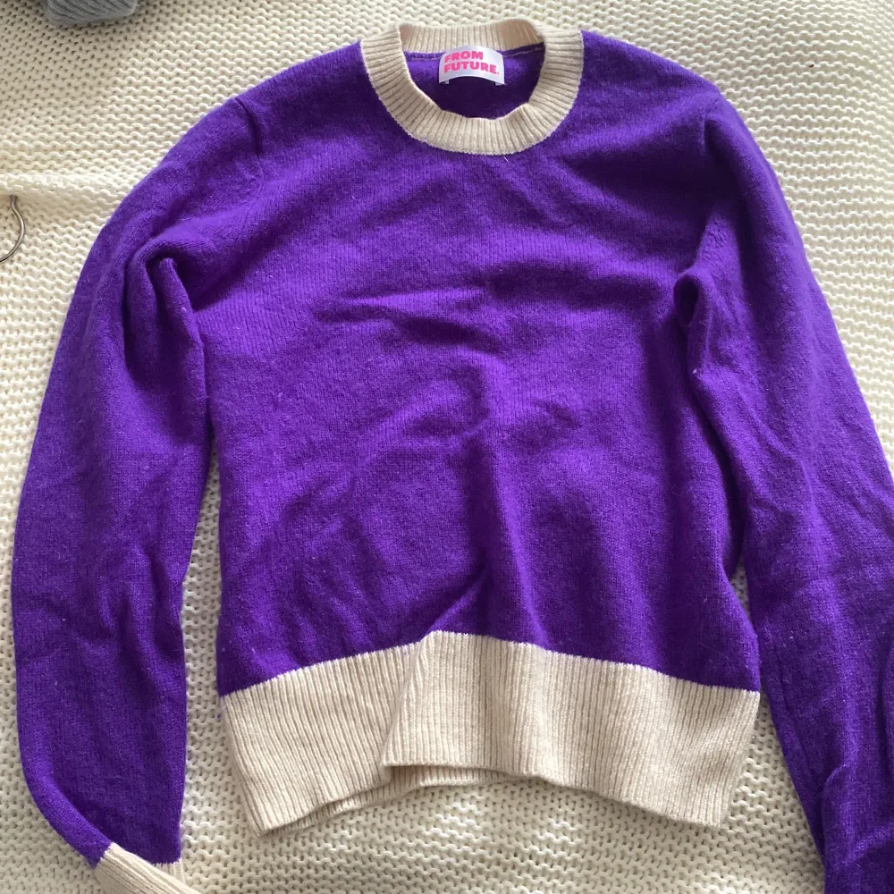 Unik from future tröja som köptes i vintras❤️ säljer pga att jag gärna vill få in lite pengar ❤️köpt för 1200!. Tröjor & Koftor.