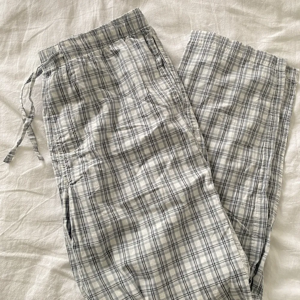 Jättesköna pyjamasbyxor från H&M! De har fickor och snören i midjan. I storlek M. Skriv för fler bilder 💙. Jeans & Byxor.