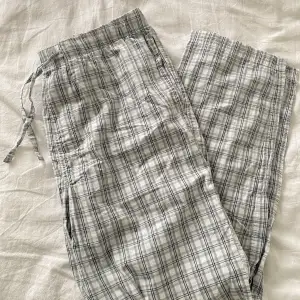 Jättesköna pyjamasbyxor från H&M! De har fickor och snören i midjan. I storlek M. Skriv för fler bilder 💙