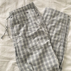 Pyjamasbyxor - Jättesköna pyjamasbyxor från H&M! De har fickor och snören i midjan. I storlek M. Skriv för fler bilder 💙