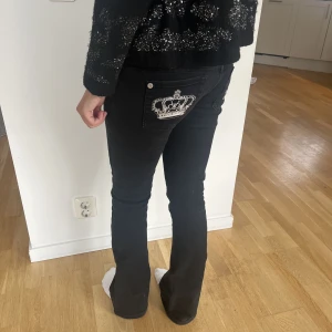 Lågmidjade Victoria Beckham jeans - Säljer mina lågmidjade as coola Victoria Beckham jeans. Väldigt fint skick! Jag är 172 och brukar ha va 36/38 i jeans. Hör av er om ni har frågor❤️