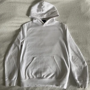 H&M hoodie - Fet hoodie från H&M. hör av dig vid frågor, priset kan diskuteras:) (snörena utdragna)