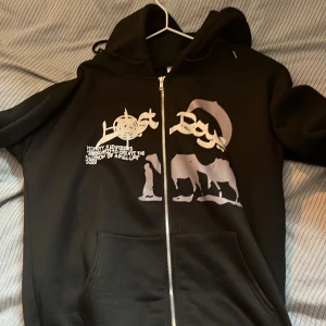 Lost boys - Säljer min lost boys zip up som är för liten för mig. Den är en S men lite oversize!