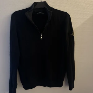 Stone island tröja  - Sjukt snygg Stone island half zip, den är i fint skick och inga tecken på användning! Är öppen för byten🙌🏻 Hör av dig vid funderingar!