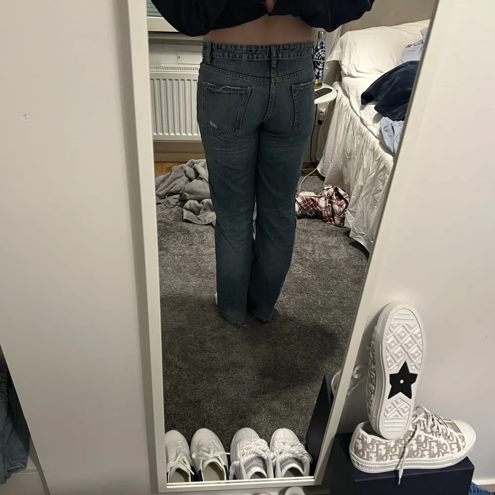 Säljer mina zara jeans så sjukt snygga andvänd fåtal ggr men jätte bra skick❤️. Jeans & Byxor.