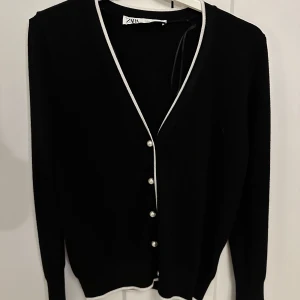 Kofta Zara - Kofta från zara med vita detaljer runt halsen och ärmarna där det även är slits. Jättefint skick 10/10 💕