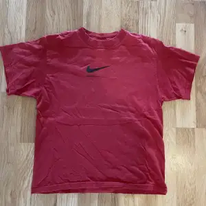 En cool röd Nike tshirt. säljer pga att den inte passar mig längre. Den har två små hål men som knappt syns, därav priset, köpte själv för 200kr. Köparen står för frakt och pris kan diskuteras💕