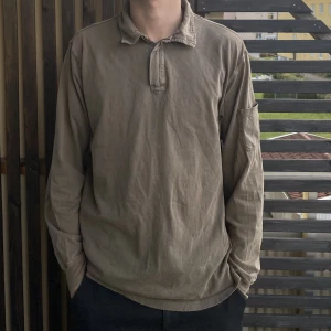 Brun långarmad - Ljusbrun långarmad från Marlboro Classics. Storlek L men passar M bra. 99kr