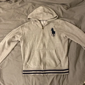 Polo Ralph lauren zip up - Polo tröja storlek 164-167 litet hål som man ser i andra bilden