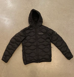 Peak performance helium jacka - Säljer min peak performance HELIUM DOWN HOOD JACKET HERR storlek Medium. Använd ett fåtal gånger mycket bra skick,