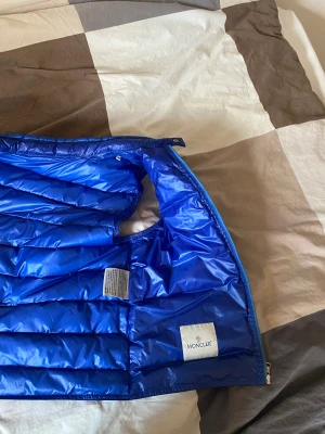 Moncler gui väst - Säljer denna moncler gui väst i riktigt bra skick skulle säga 8/10 i cond skriv för frågor och funderingar👍