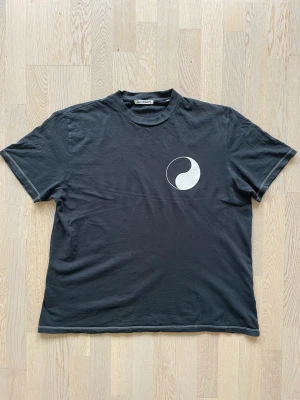 Our Legacy. T-shirt  - Bra skick! Storlek 50. Passar som M/L