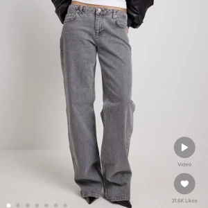 Grå jeans nakd - Säljer dessa lågmidjade jeansen från nakd då de tyvärr inte passar mig. Aldrig använda, endast testade 💕 Helt slutsålda på hemsidan, nypris 600 kr