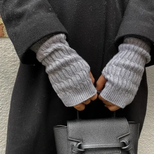 Torgvantar - Säljer ribbade torgvantar i svart och grå💕 De är gjorda av 100% ull och säljs för 179kr styck🩷 skriv om du har några frågor!